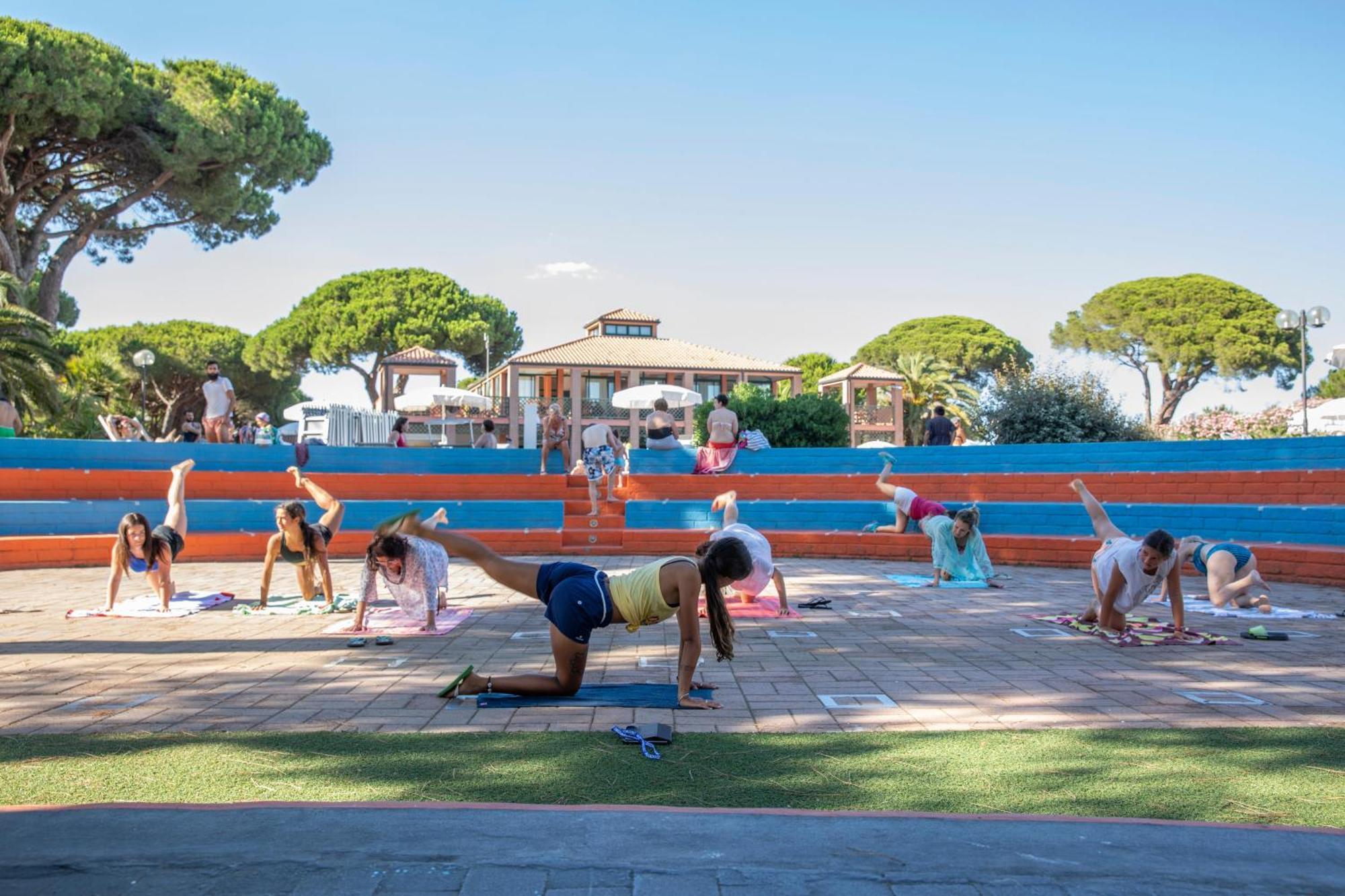 Gitavillage Argentario Albinia Exterior foto A yoga class at the resort