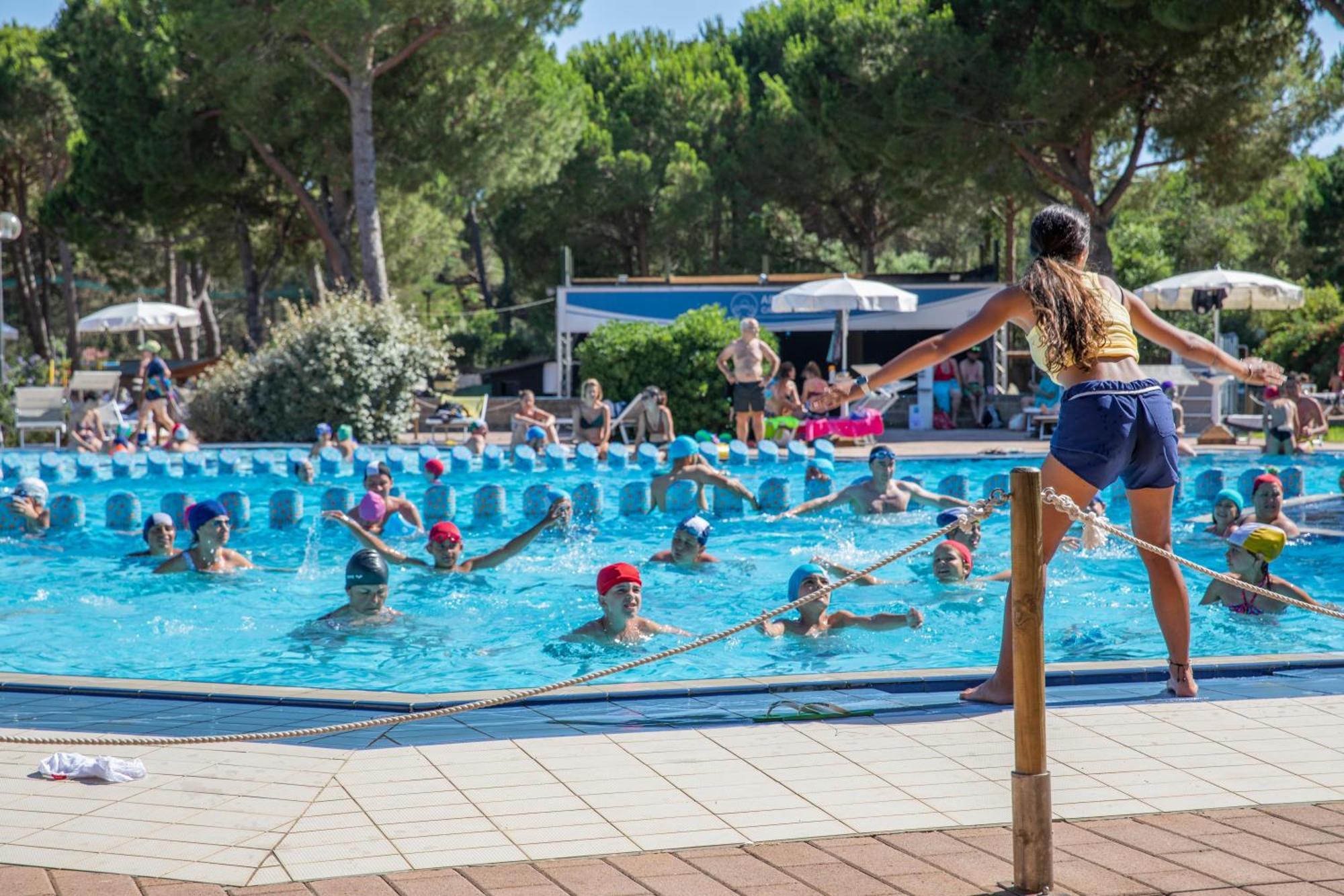 Gitavillage Argentario Albinia Exterior foto Swimming lessons at a campsite in France